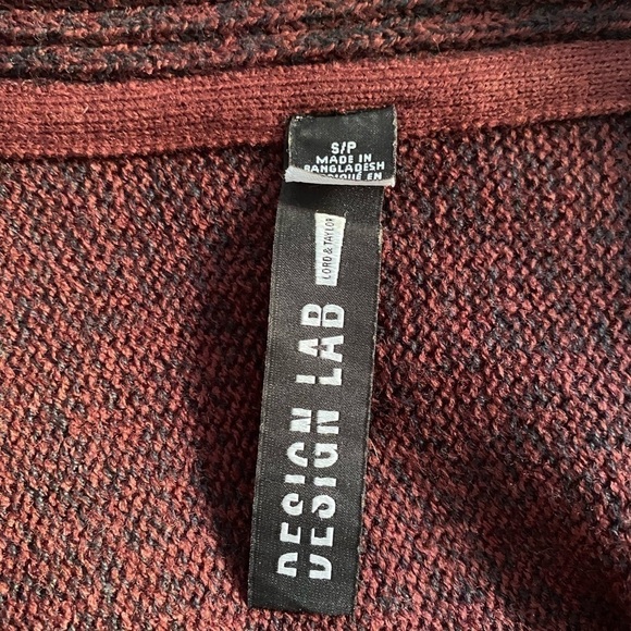 Design Lab tunic style sweater in burgundy with black sleeves. Sz Small - Picture 4 of 6